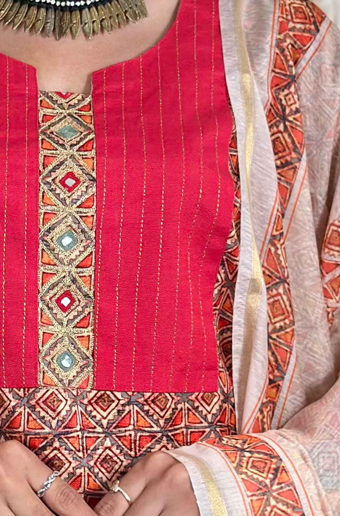 Close-up β Pashmina Silk Kurta Set with Aari Embroidery