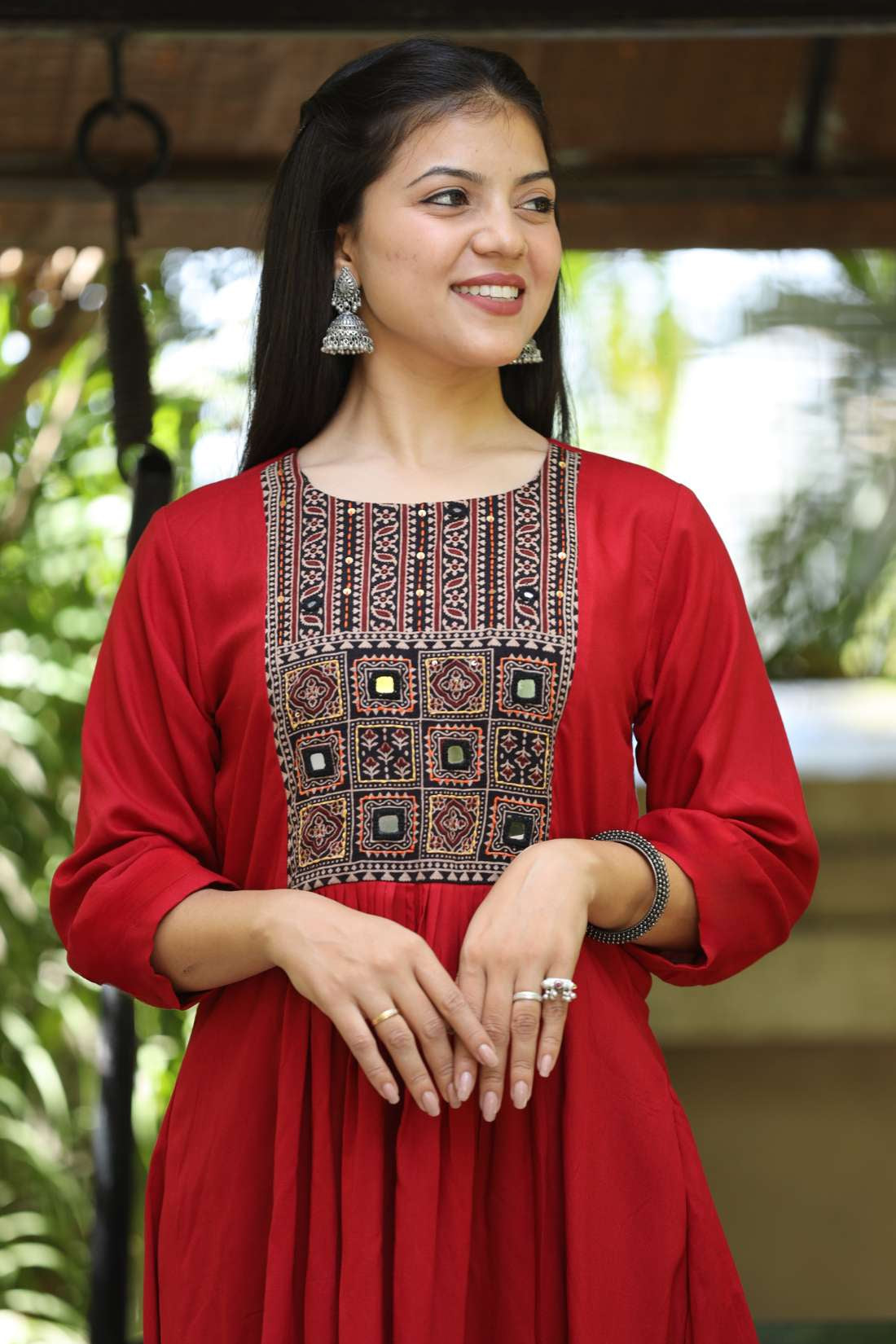 Close-up_pose_in_maroon_embroidered_A-line_kurta