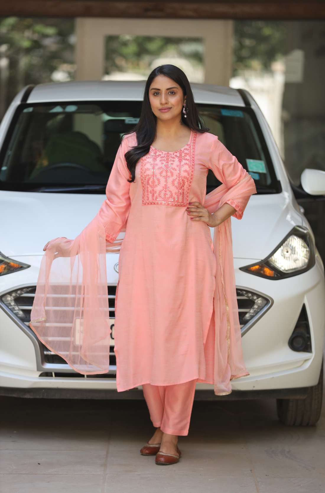Peach colour kurta set in full length and model posing
