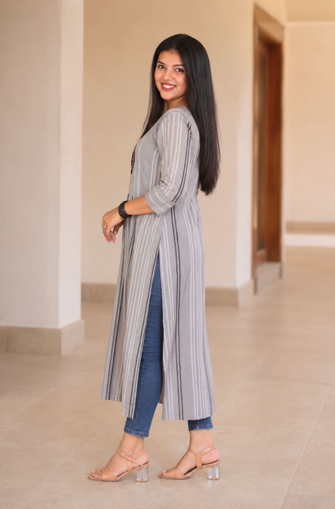 Side view of grey A-line cotton kurta with 3/4 sleeves and long straight fall