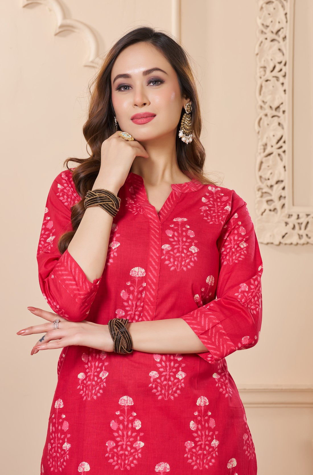 Close up view of the V neckline design showcasing delicate white lace inserts and border details on the rani pink floral printed cotton kurta